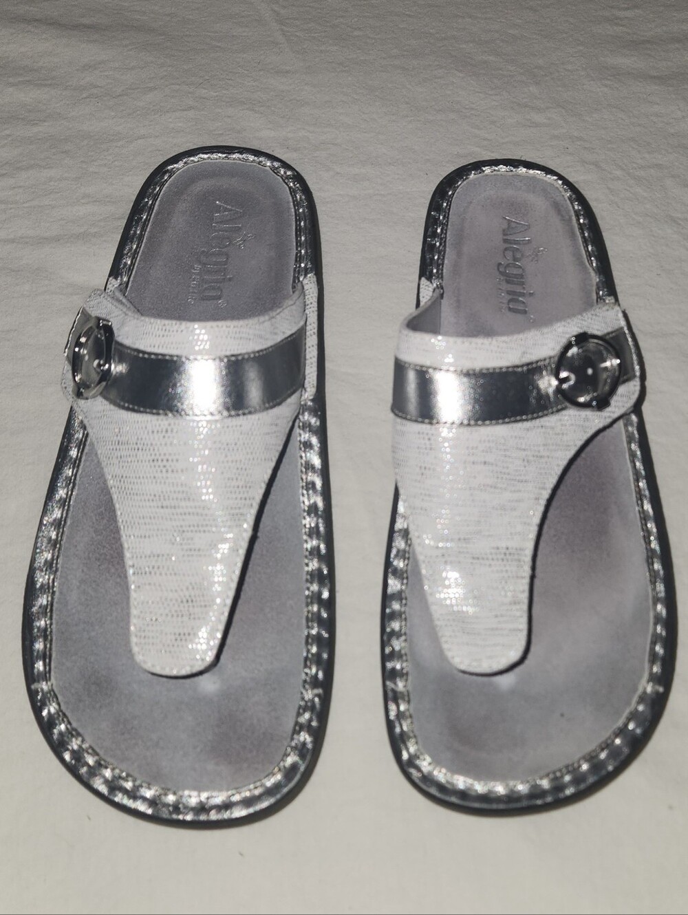 ‼️MAKE AN OFFER‼️ALEGRIA SILVER LEATHER THONG SANDALS SIZE 10-10.5 US/ 41 EU
